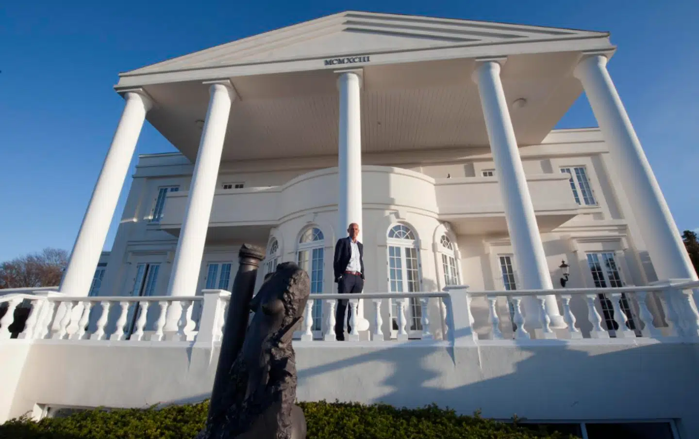 Her ses den tidligere ejer, Jesper Skovsgaard, foran den imponerende villa, som Andreas Helgstrand har købt for et kæmpestort millionbeløb.