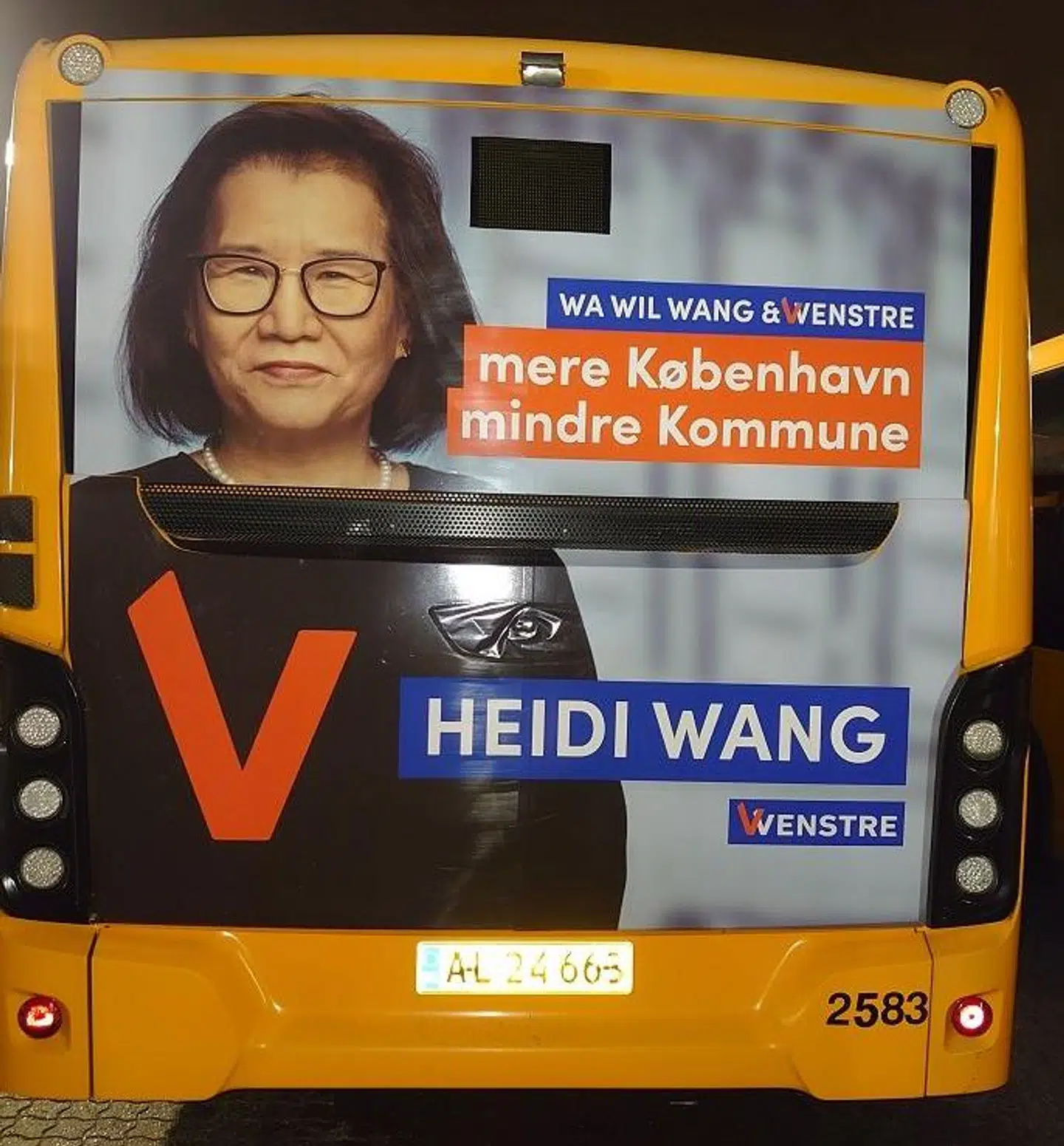 Med teksten 'Wa Wil Wang & Wenstre' sender Heidi Wang en »salut« til Vestjylland, der i følge Heidi Wang i stor stil bidrager til den københavnske vækst.