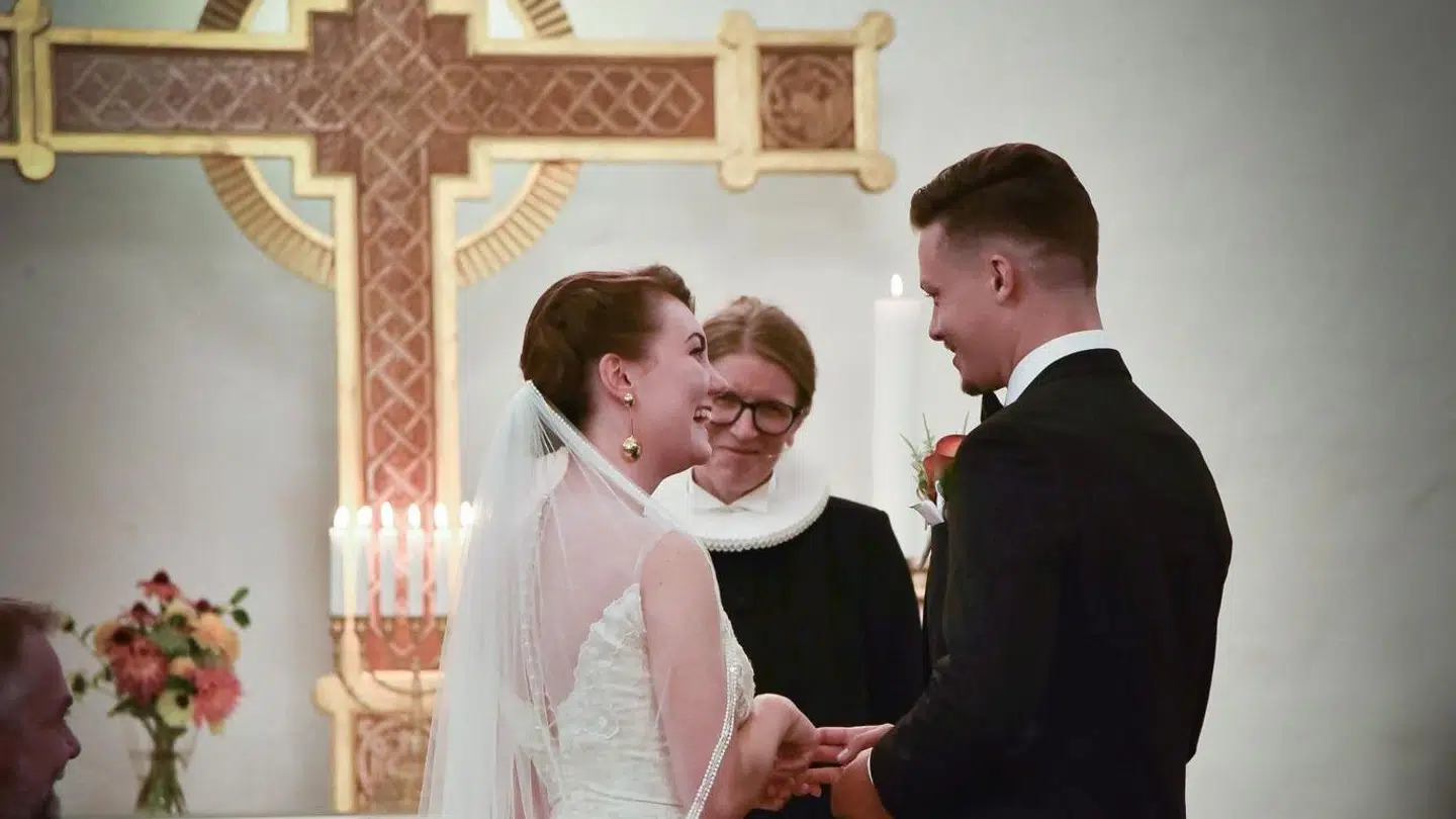 Alex Andersen og Malou Lassen havde fortalt præsten, der viede dem, at de levede i et åbent forhold, men at de gerne ville giftes for at cementere deres kærlighed til hinanden.