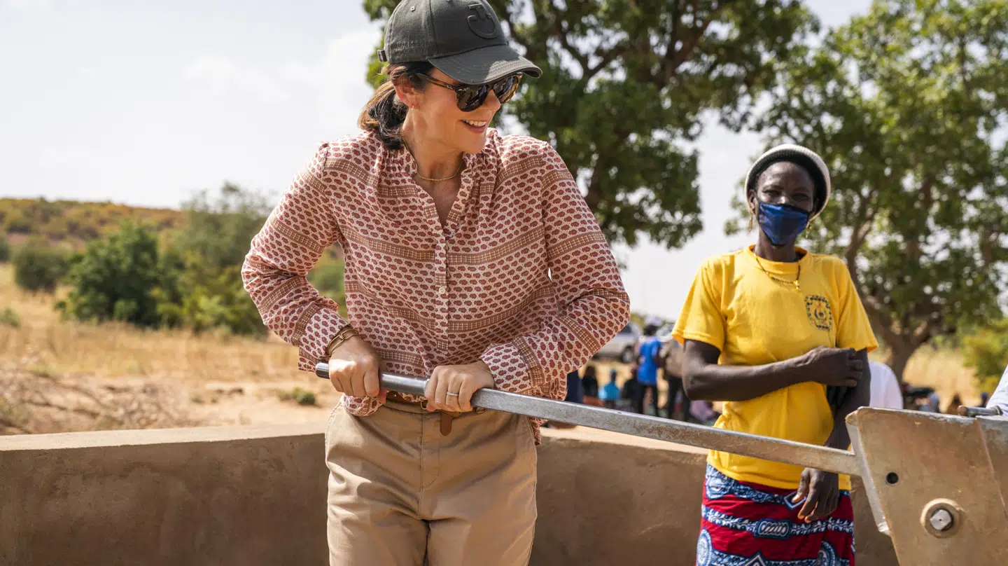 Kronprinsesse Mary pumper vand ved et klimatilpasset landbrug i en landsby nær Kaya, Burkina Faso, torsdag den 28. oktober 2021.