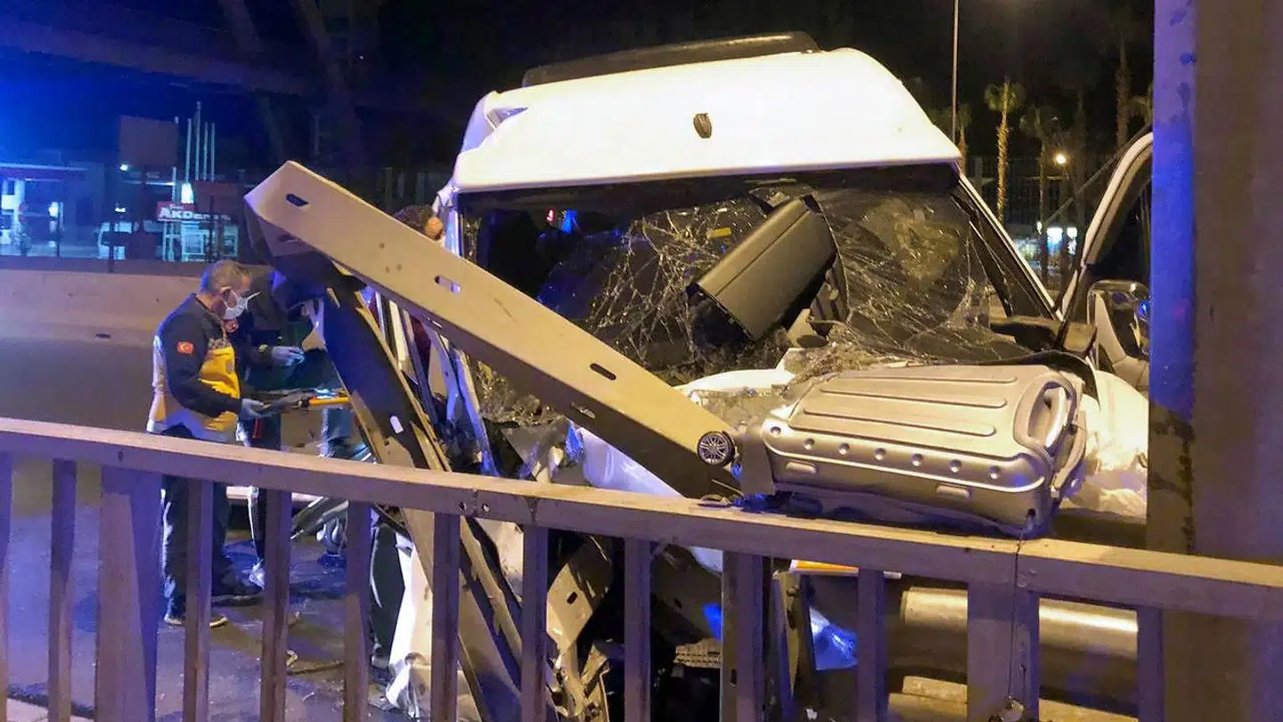 Alvorlig busulykke i Tyrkiet natten til lørdag: 11 danskere involveret – flere bragt til hospitalet.