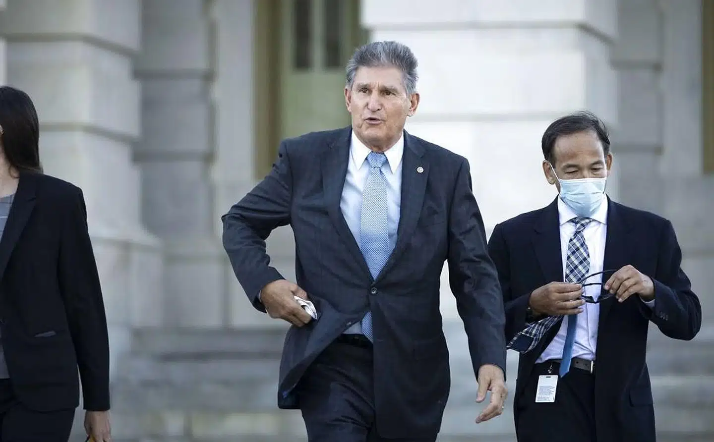 Joe Manchin forlader Capitol efter en afstemning d. 27 oktober 2021. Foto: Drew Angerer, Scanpix