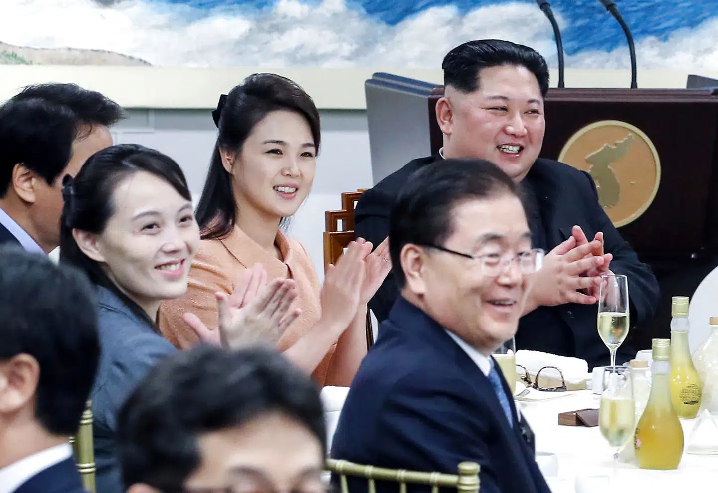 Den store leder omgivet af de to kvinder, der betyder mest: sin kone, Ri Sol-ju, og søster Kim Yo-jong.
