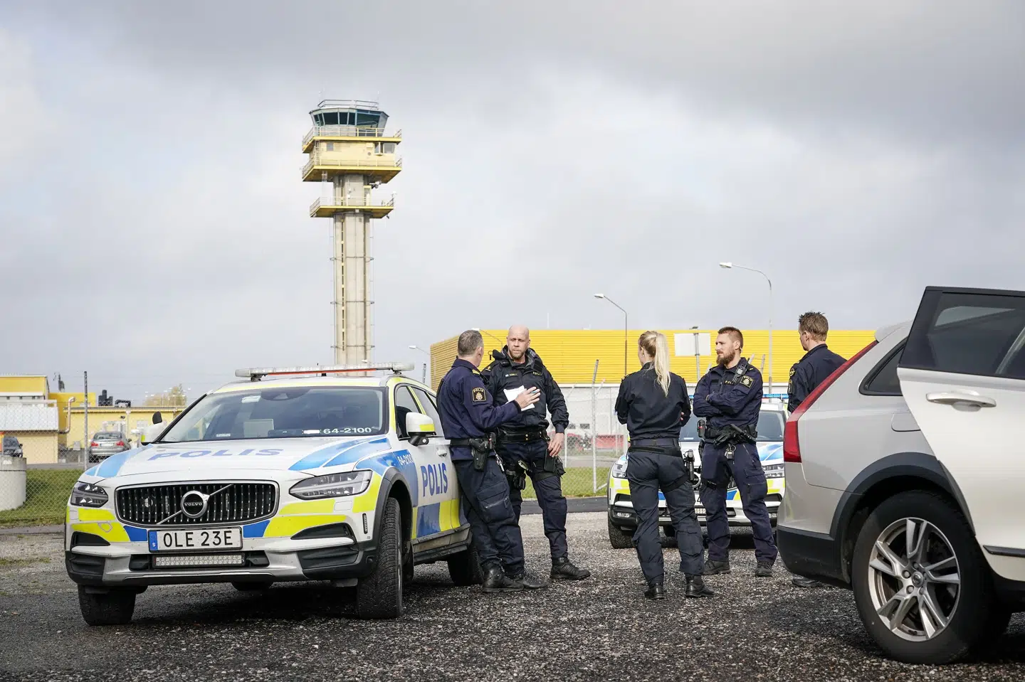 Her ses betjente ved lufthavnen i Malmø efter aktion søndag. 50090 Johan Nilsson/Tt/Ritzau Scanpix