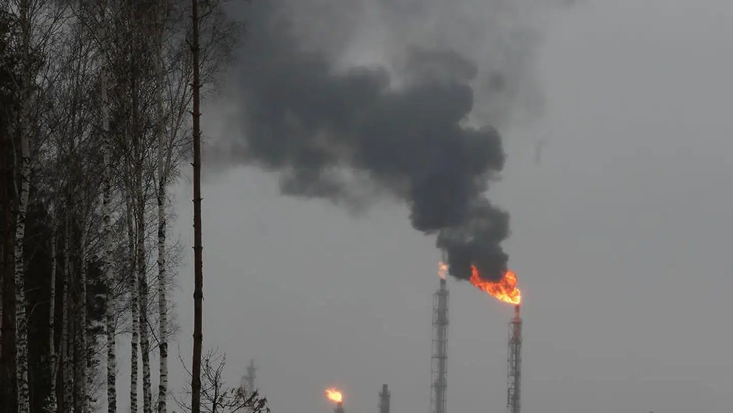 Naturgas er et fossilt brændstof og betegnes som en »sort« energiform. Det forurener dog mindre end, hvis man producerer elektricitet ved hjælp af kul og olie.