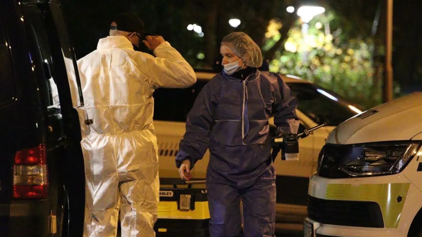 Kriminalteknikere på stedet.