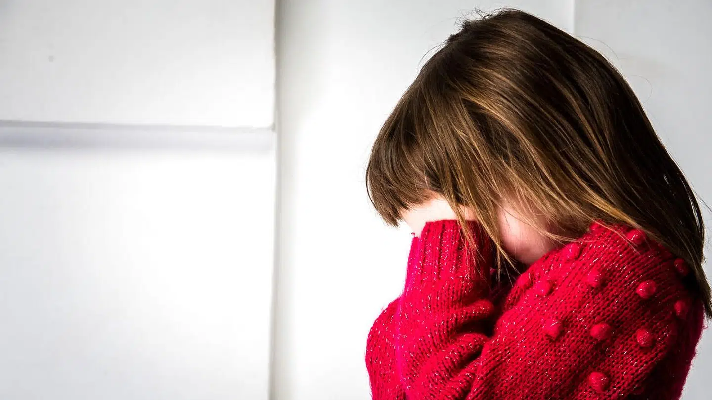 Selv juleaften, efter at forældrene var blevet anmeldt til politiet, begik moderen ifølge tiltalen vold mod sin ældste datter på et behandlingshjem på Sydsjælland, hvor hun var anbragt med døtrene.