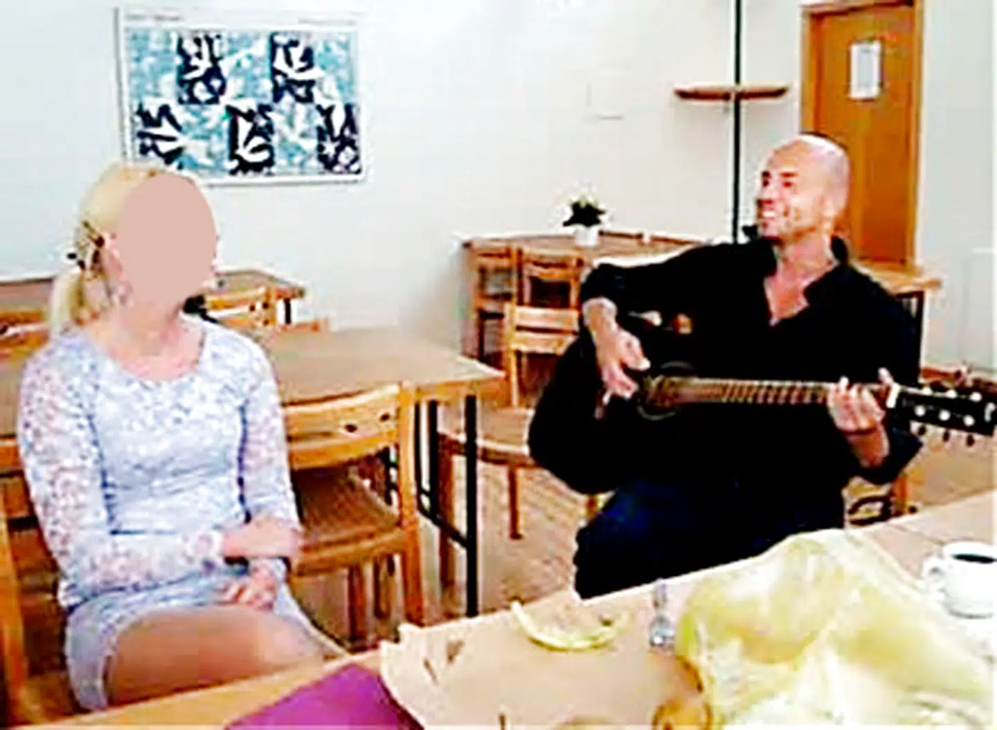 Bjarne Skounborg alias Peter Lundin spiller guitar for sin brud Betinna