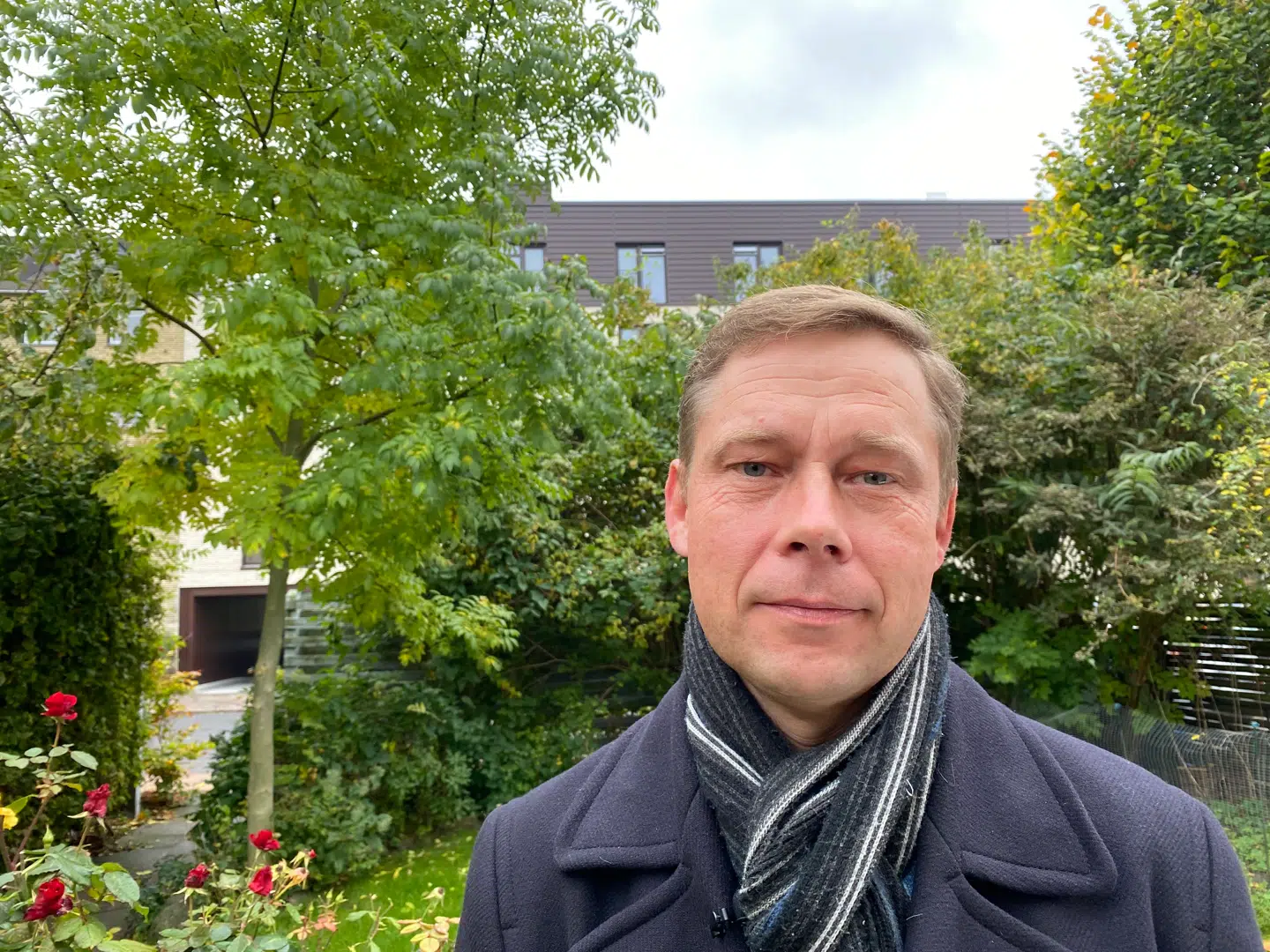 Gert Giversen oplever med det nye byggeri, at hans naboer på de øverste etager kan se direkte ned i hans have og ind i hans hus.