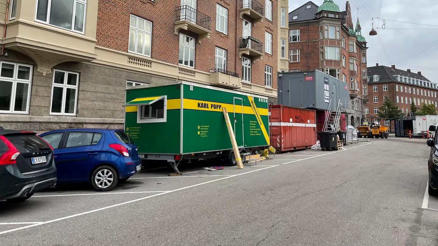 Tal fra fra Københavns Kommunes Teknik- og Miljøforvaltning viser, at 3.715 parkeringspladser optages af containere, stilladser og andet udstyr i forbindelse med byggeri på offentlige veje. Foto: Privat