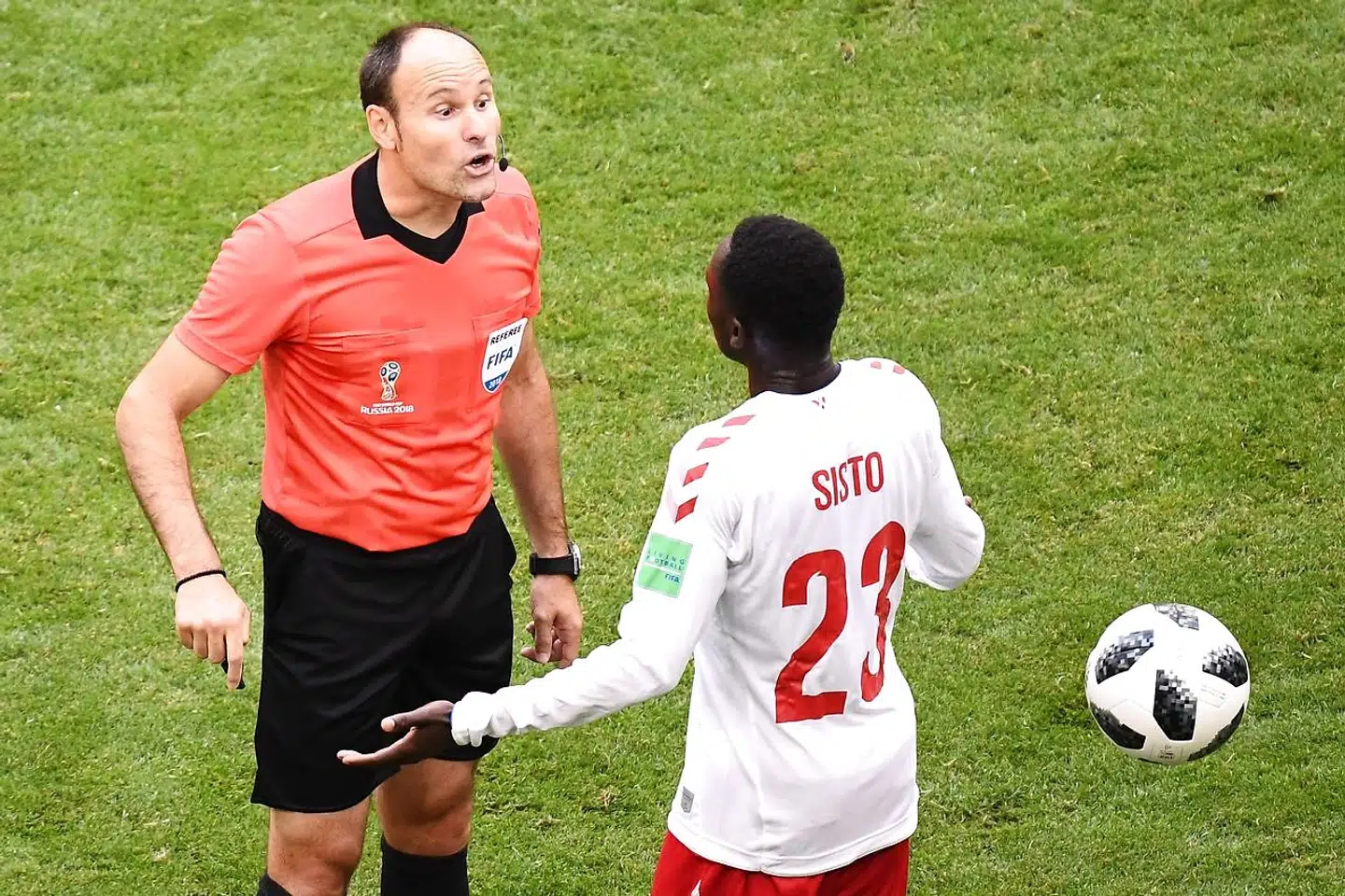 Pione Sisto kritiseres hårdt efter Danmarks uafgjorte VM-kamp mod Australien.