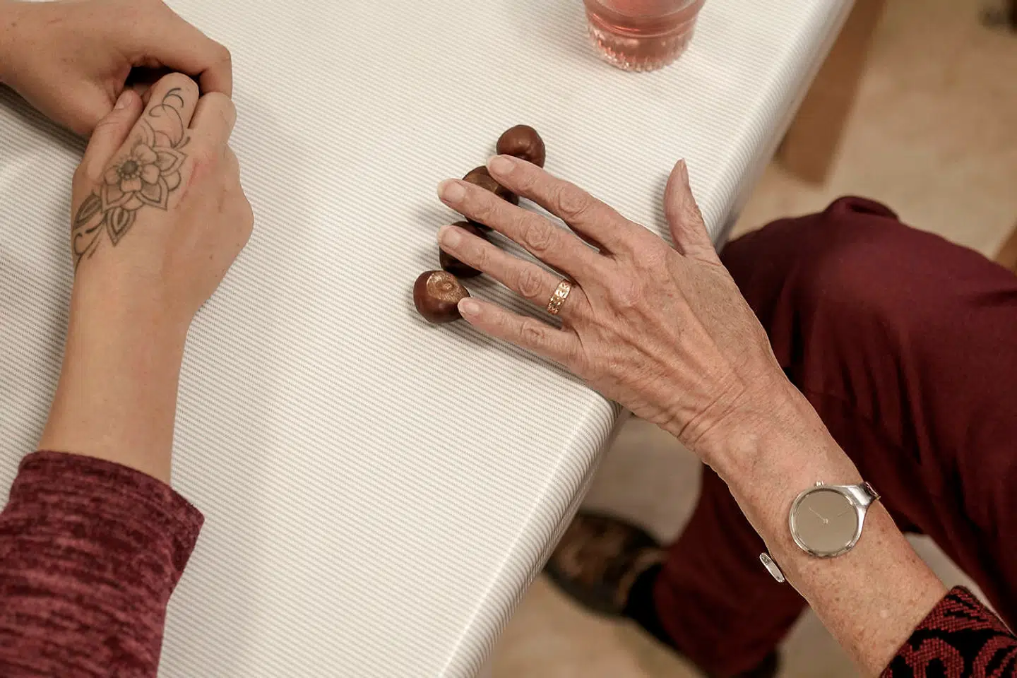 Midt på det store spisebord ligger pyntegræskar og kastanjer. En aften er der en beboer, som tror, det er chokolade – skuffelsen melder sig, da hun smager på en kastanje.