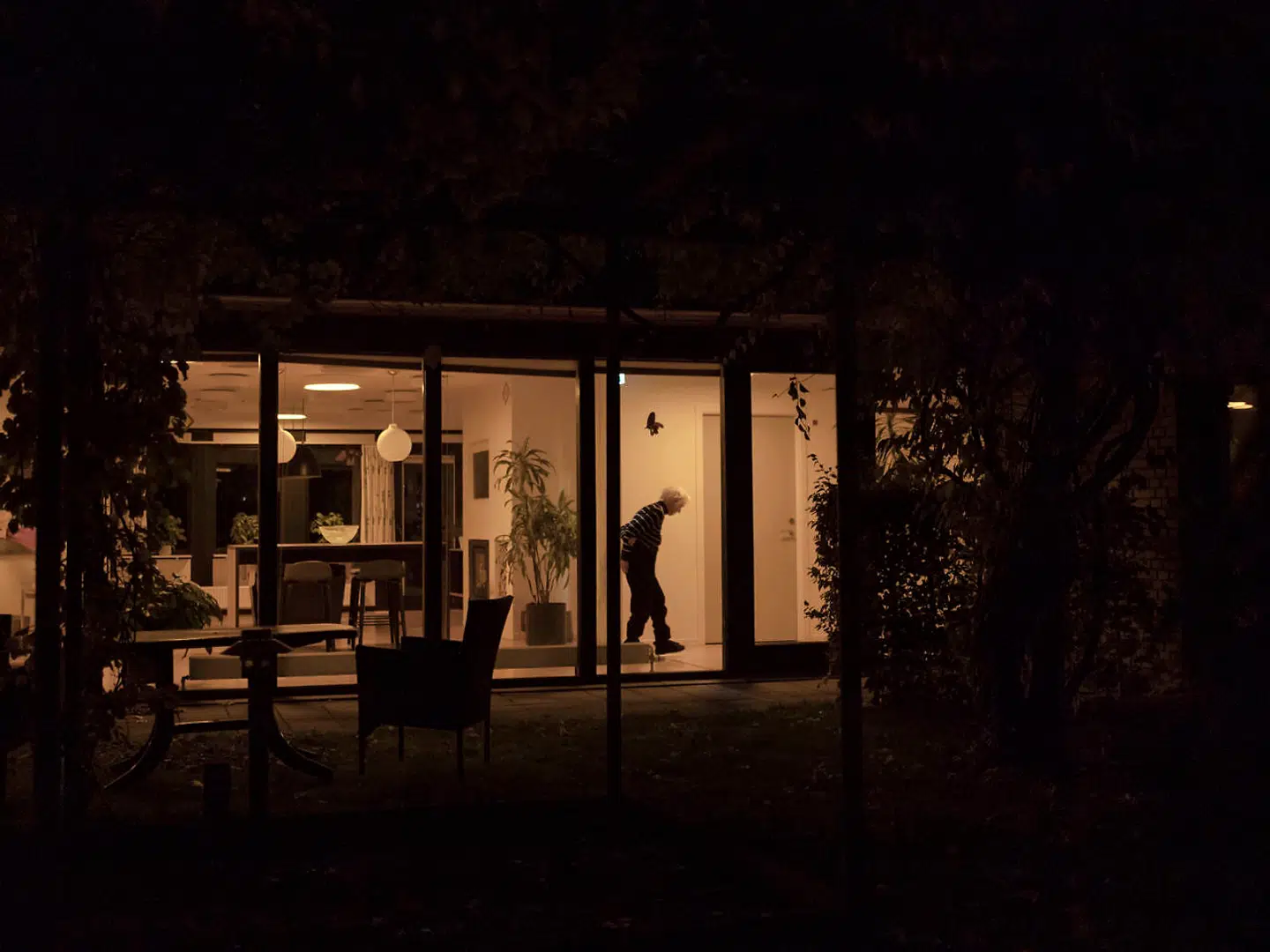 Nogle beboere står ofte op om natten. Personalet fortæller dem, at det er nat og spørger, om de ikke vil i seng igen. Men hvis beboeren siger nej, får vedkommende lov at være oppe og gå rundt.