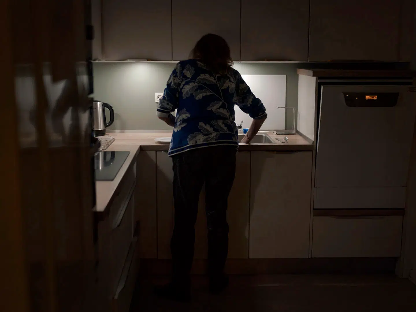 Efterhånden som dagene går, bliver Ruth mere aktiv. Og hun finder ofte hen til køkkenet, hvor hun lader til at føle sig hjemme.