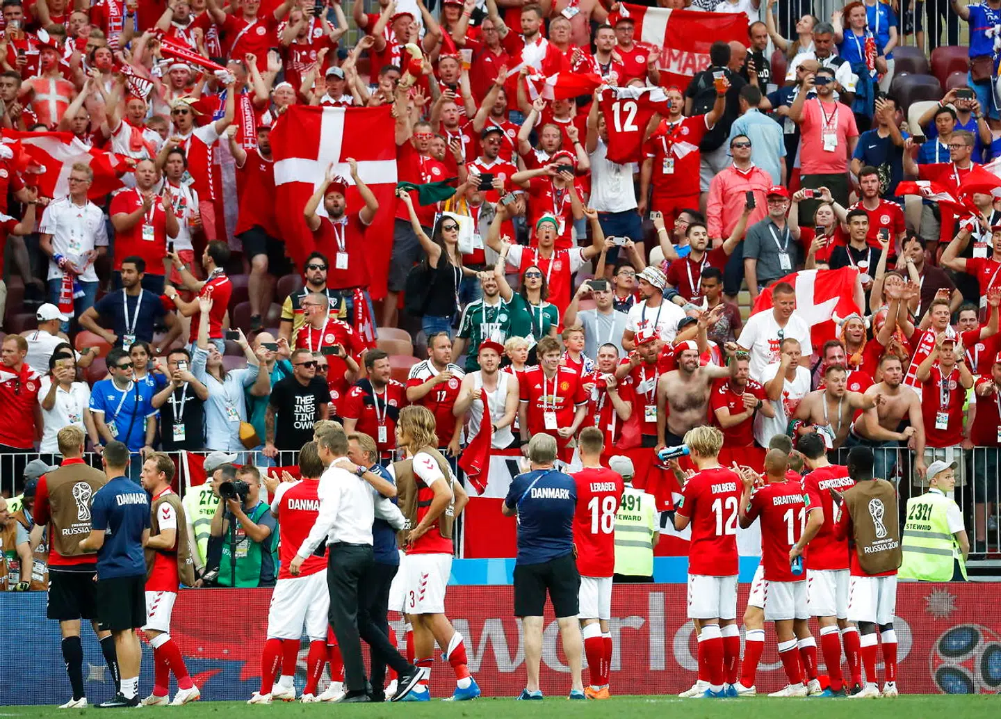 De danske spillere fejrede avancementet sammen med fansene i Moskva.