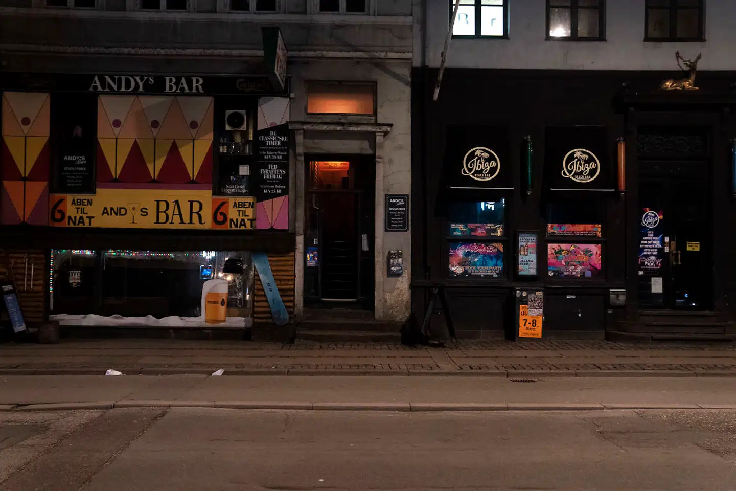 Rekom ejer blandt andet et hav af barer og natklubber på festgaden Gothersgade i Indre København. Til venstre på billedet ses deres bar, Andy’s Bar, på en tom martsaften i 2020, efter at landet blev lukket ned. Arkivfoto.