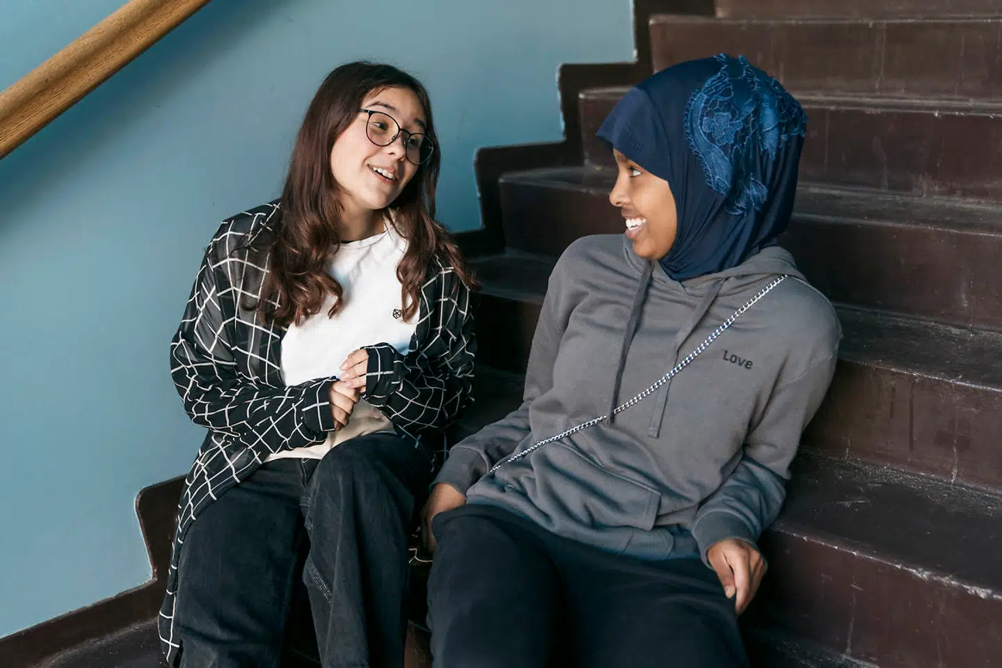 14-årige Alma (tv.) havde flere bud på, hvor fordomme kommer fra: »Jeg tror, at fordomme kommer fra fortællinger eller film, hvor folk bliver vist på en stereotypisk måde. Eller måske fra forældre.« Til højre ses Nasteho.