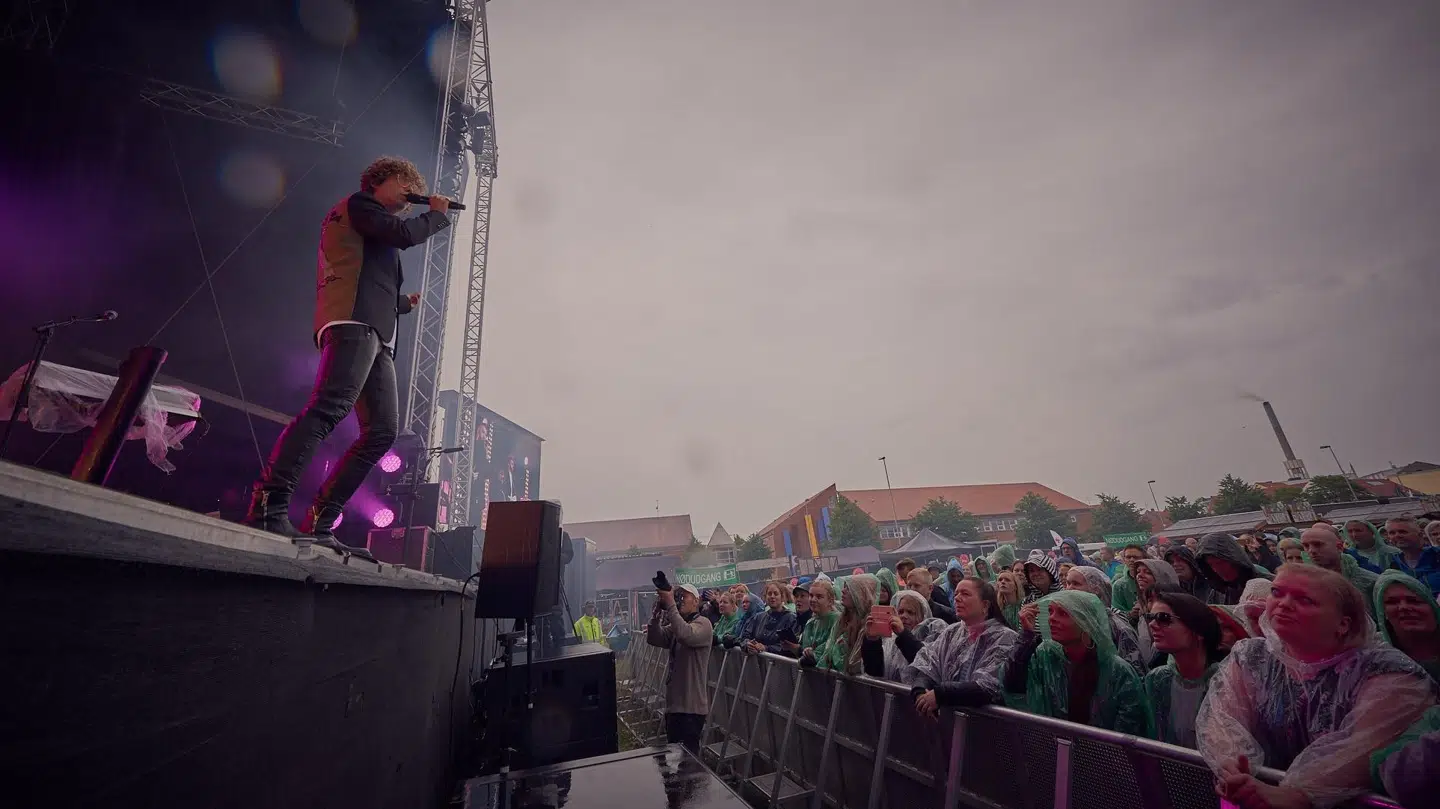 Gæsterne står i regnvejr til Mads Langer koncert på Hede Rytmer-festivalen i Randers.