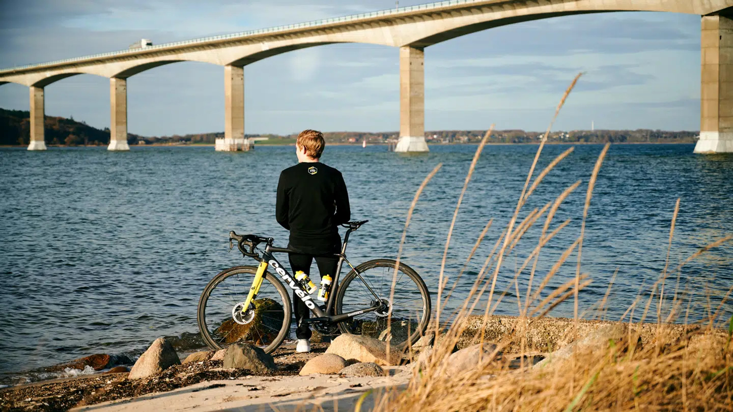 Jonas Vingegaard spejder ud mod Sallingsundbroen tæt ved hjembyen Glyngøre. Han blev en superstjerne i 2021.