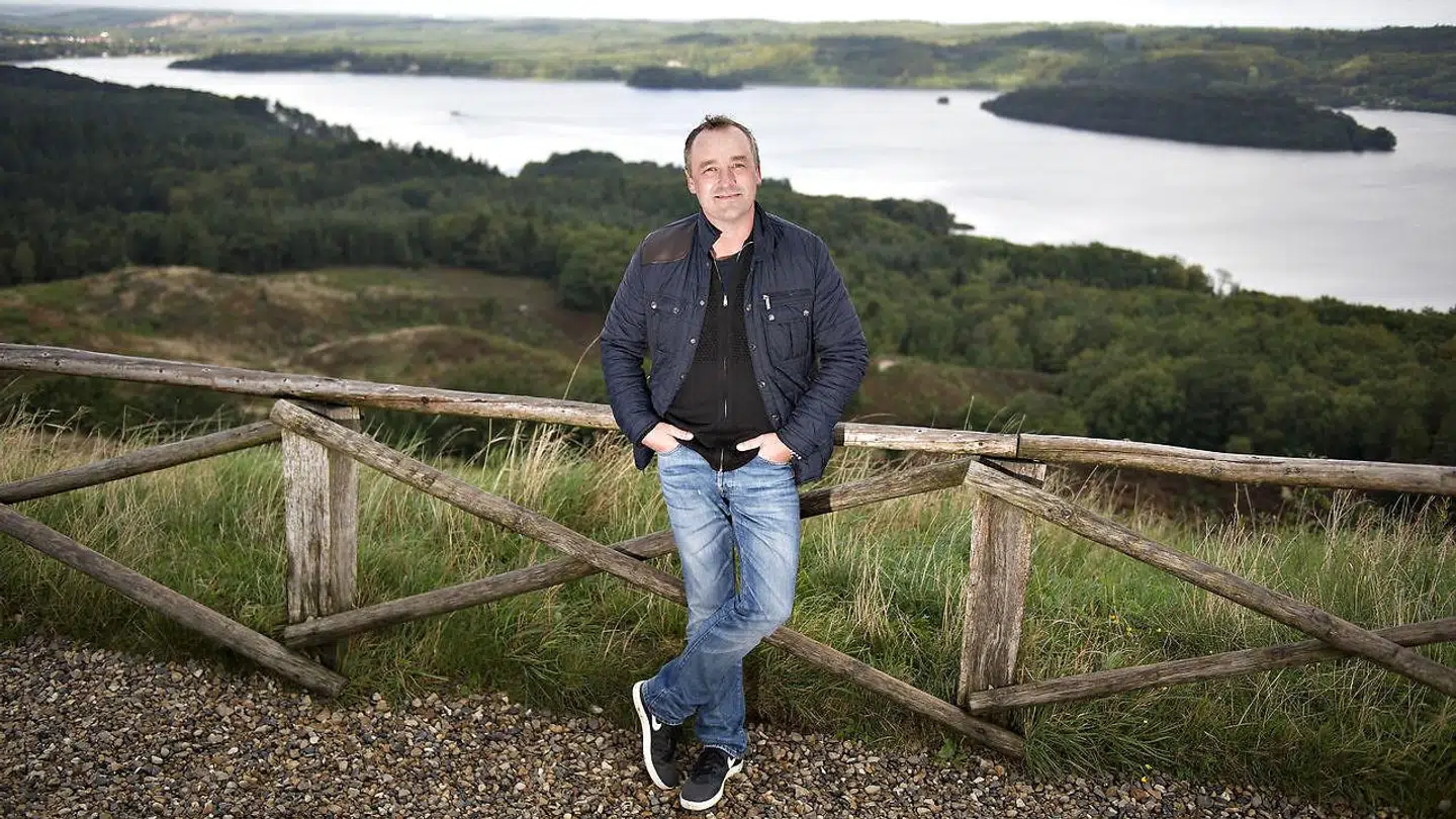 TV-værten Peter Ingemann, bor i Ry ved Himmelbjerget, her ved tårnet på toppen af Himmelbjerget, med Silkeborgsøerne i baggrunden. Arkivfoto