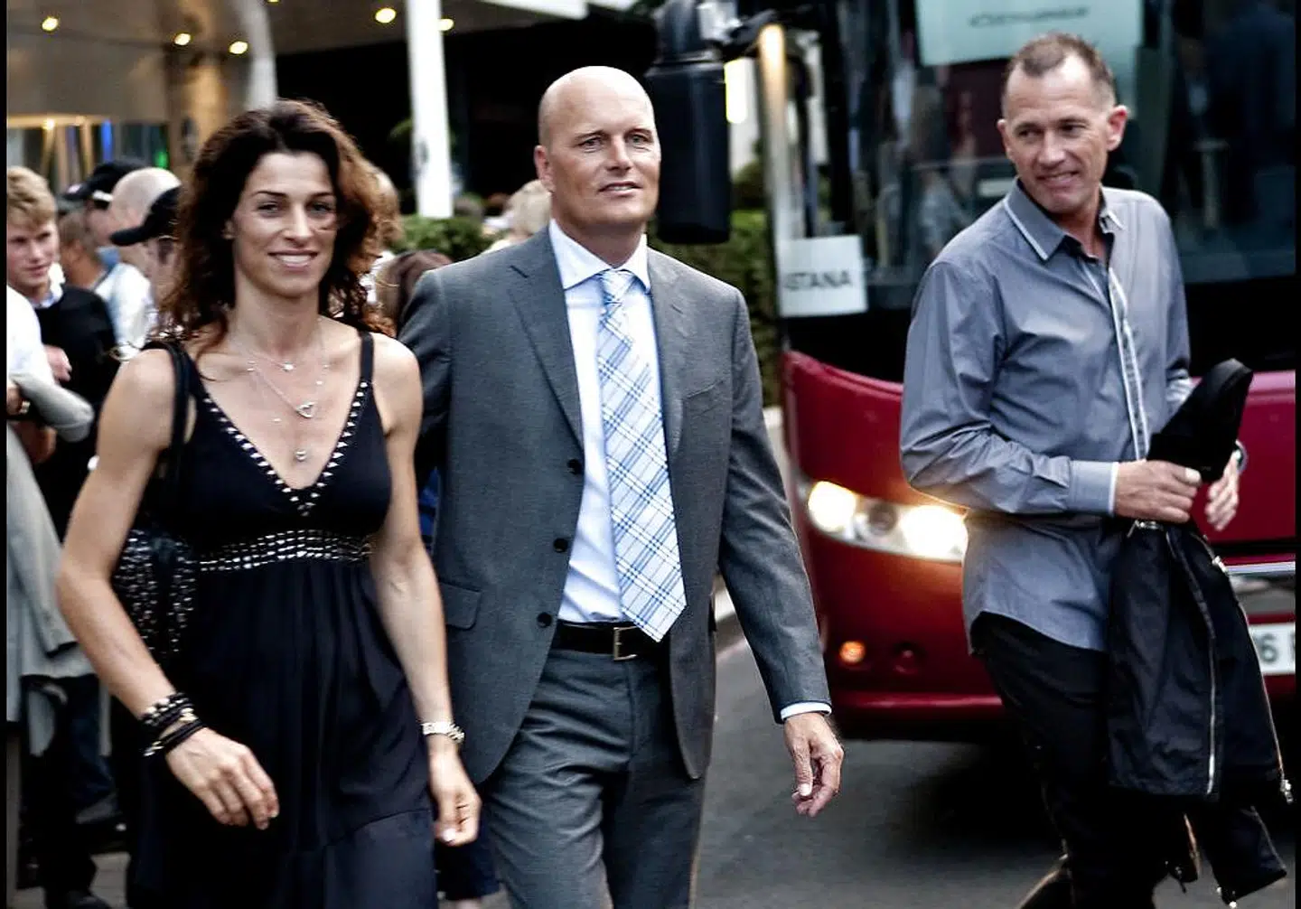 Anne Dorthe Tanderup, Bjarne Riis og Kim Andersen Team Saxo Bank på vej til Tour-afslutningsfest ved Champs-Élysées i 2009.
