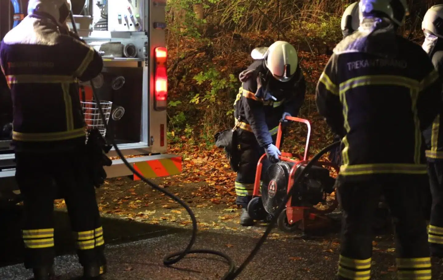 Brandfolk ruller slangen ud i Lunderskov.