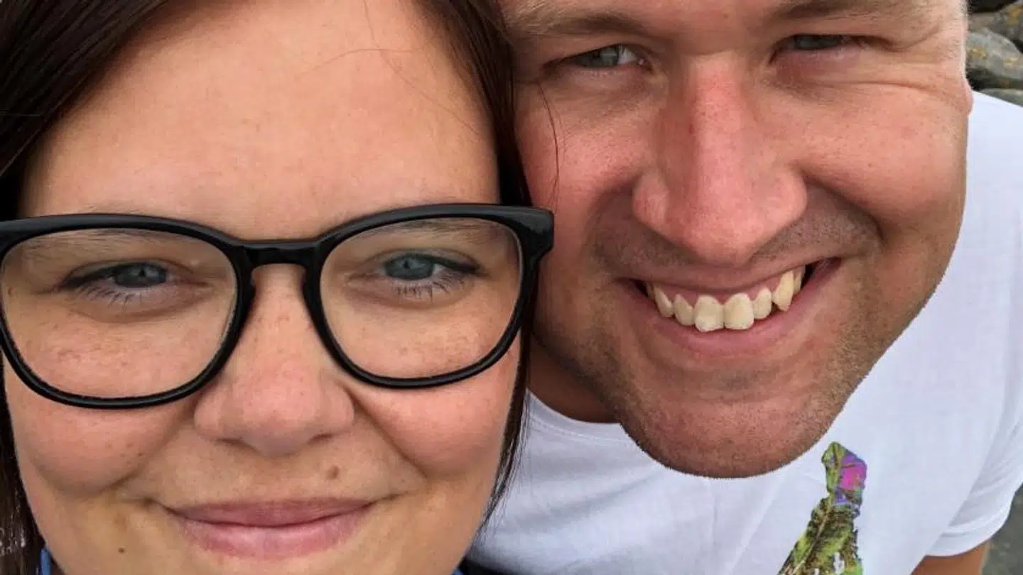 Mette Ovi og kæresten Christian blev ramt af madforgiftning på deres tur til Tyrkiet.