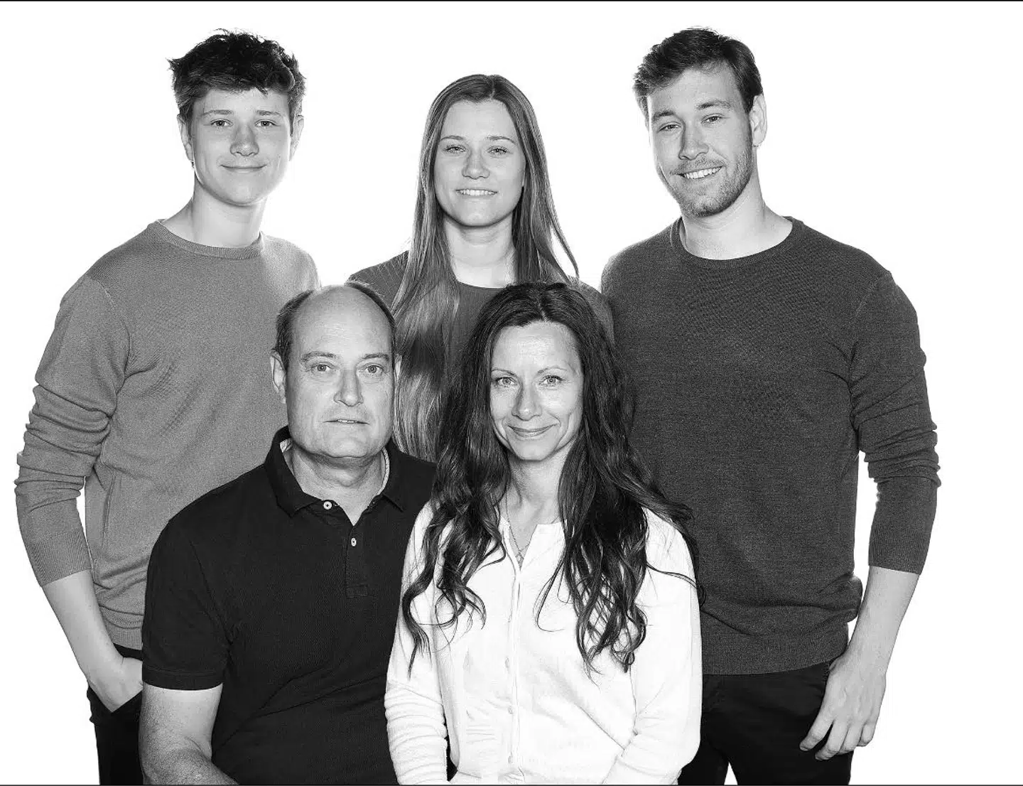 Den 18-åriges familie har sat ord på det frygtelig tab af deres søn og lillebror. På billedet ses fra venstre: Mads Arberg, hans søster og storebror. Nedst ses hans far og mor. Foto: Privat