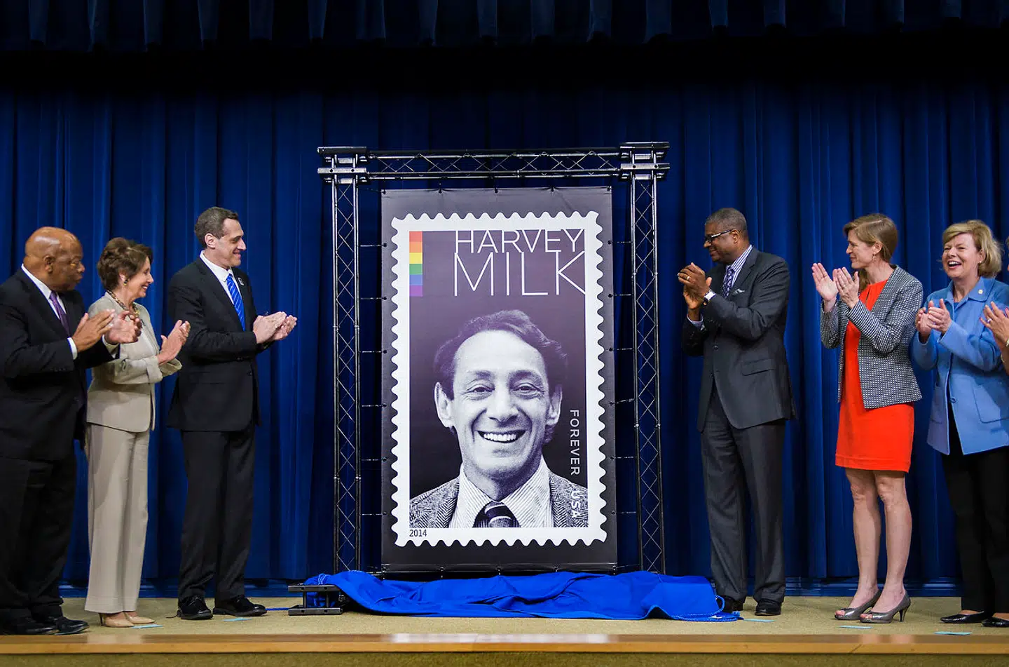 Harvey Milk fik i 2014 sit kontrafej på et nyt frimærke. Milk var den første åbent homoseksuelle politiker valgt i Californien. Han blev i 1978 – et år efter at være blevet valgt – skudt og dræbt af en politisk modstander.