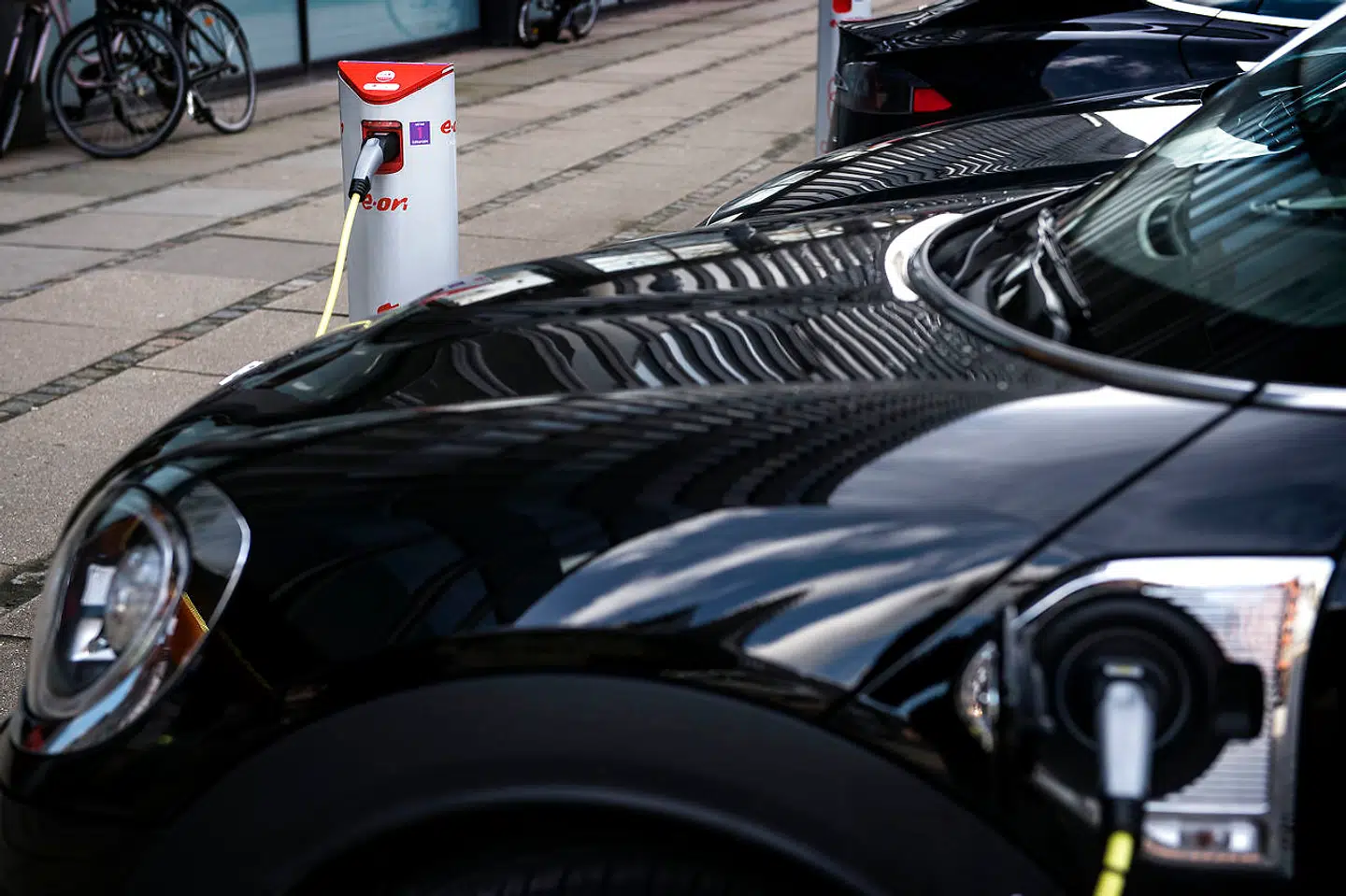 Ifølge en fortrolig plan kan det fra efteråret blive mange tusinde kroner billigere at købe en elbil. Her ses elbiler og ladestander i København onsdag 4. april 2018.