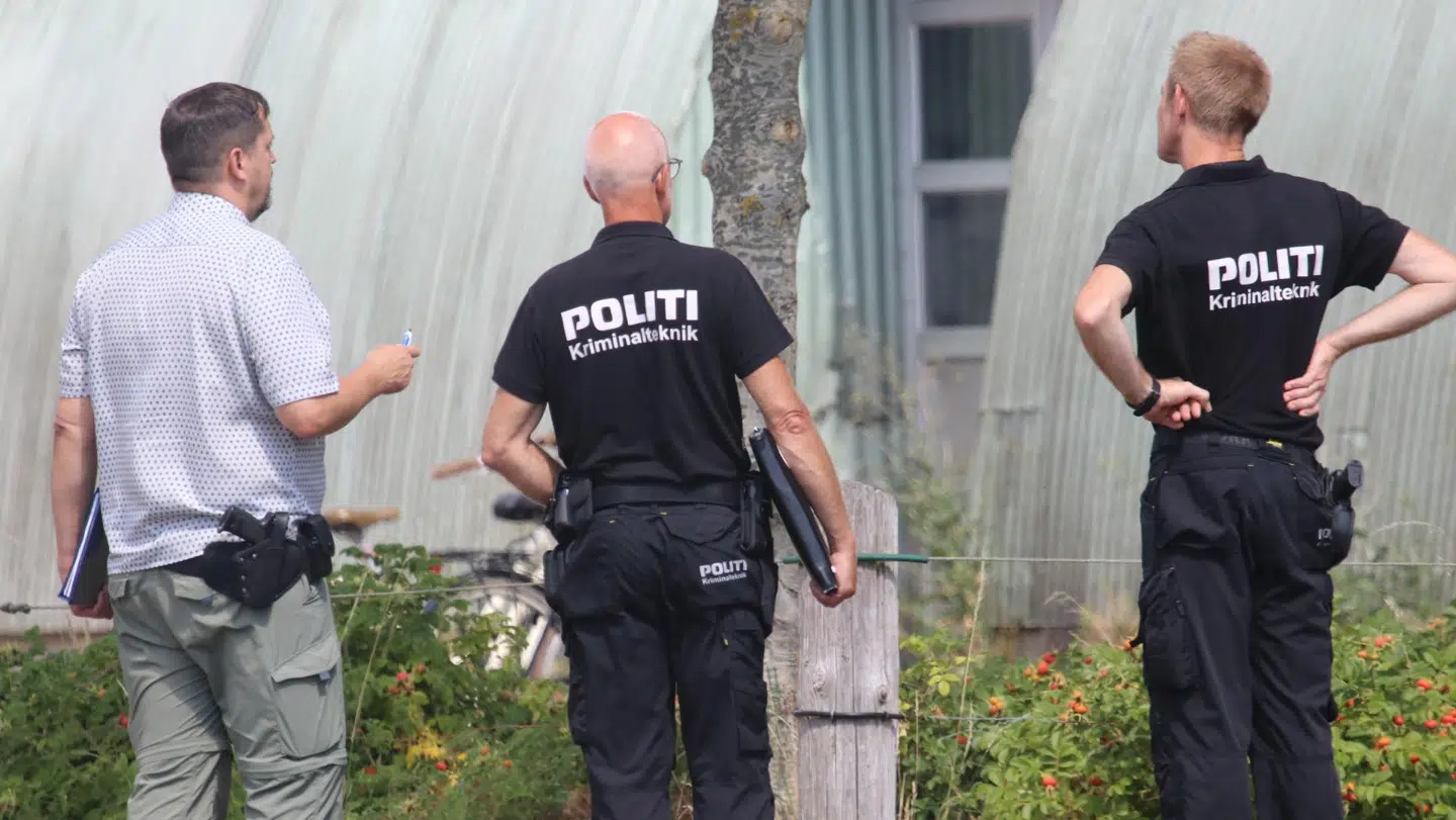 Politiets kriminalteknikere rykkede fredag formiddag ud til en ejendom på Nøbbøllevej ved Holeby på Lolland, hvor en mand i halvtredserne er blevet skuddræbt.