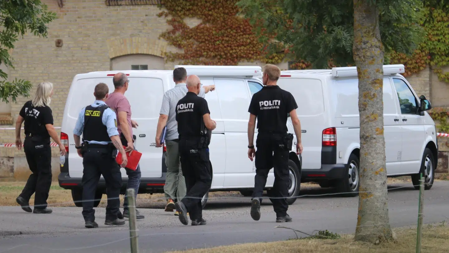 Politiet var hele fredag massivt til stede ved Niels Jørn Wibholms landejendom lidt udenfor Holeby på Lolland, hvor en mand blev fundet skudræbt.