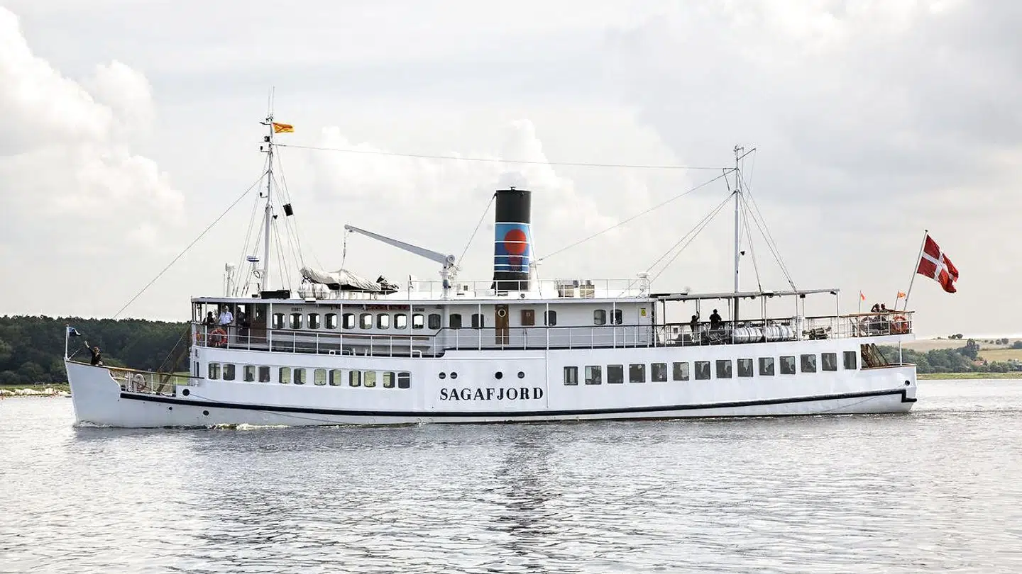 Passagerskibet Sagafjord er lørdag eftermiddag stødt på grund med 130 passagerer tæt på Roskilde Fjord.