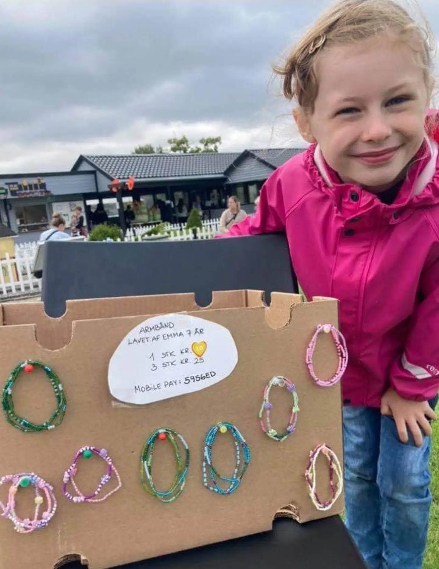 Ideen til boden opstod, da familien var på ferie i Vestjylland i sommerferien. Emma lavede armbånd sammen med sin mor, og de tænkte, at det kunne være sjovt at prøve at sælge dem i en lille bod ude foran sommerhuset.
