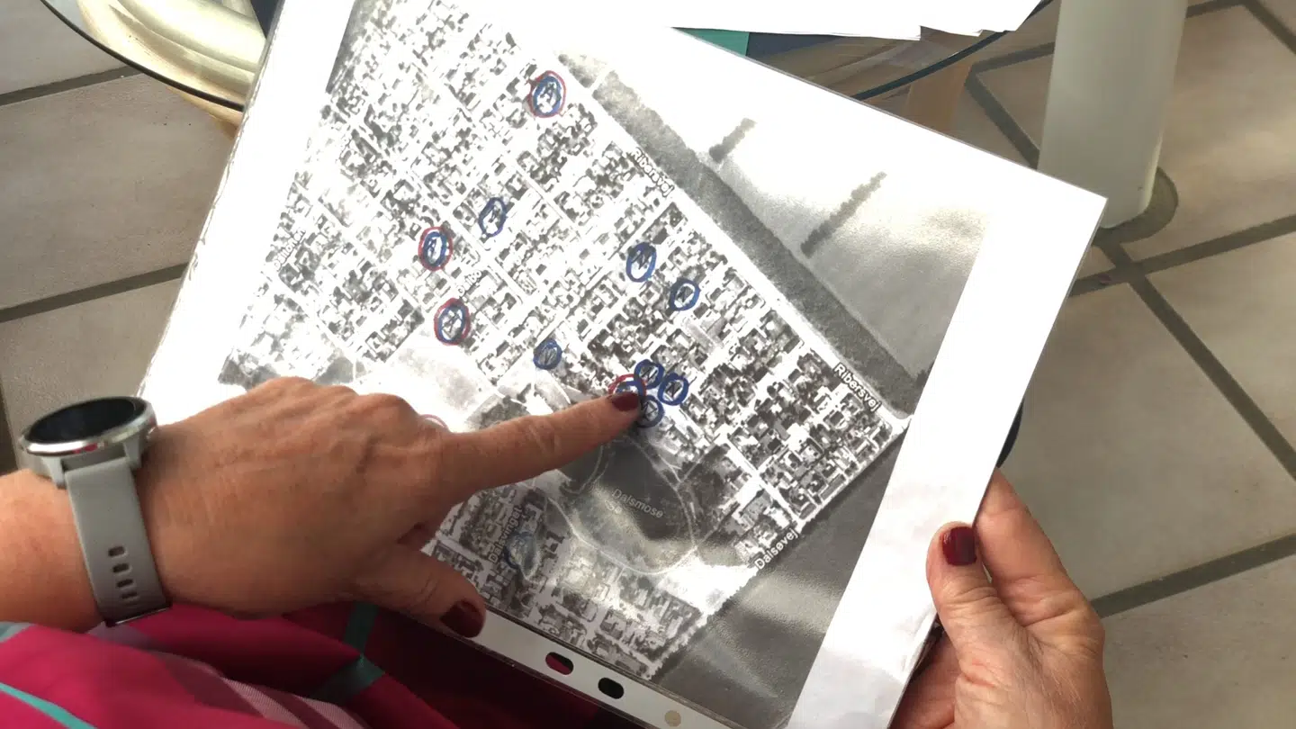 Ketty med fotoet af Grindsted, der var starten på det hele. (Foto: Andreas F. R. Wentoft)