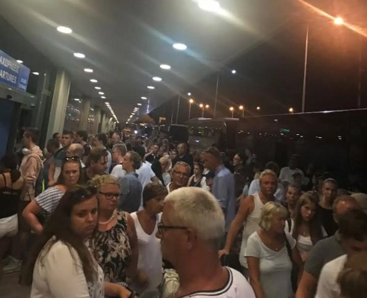 Sådan så der ud i lufthavnen på Rhodos søndag aften.