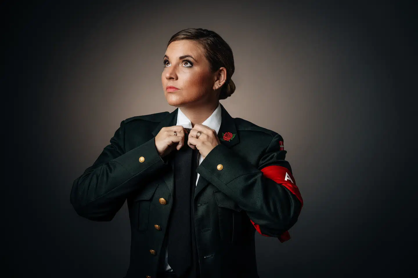 »Jeg mødte Cramon i uniformen på redaktionen, slog en latter op og roste hende for den vidunderlige, satiriske, præcise idé: At udklæde sig som partisoldat for at illustrere partiets magtudøvelse ...«