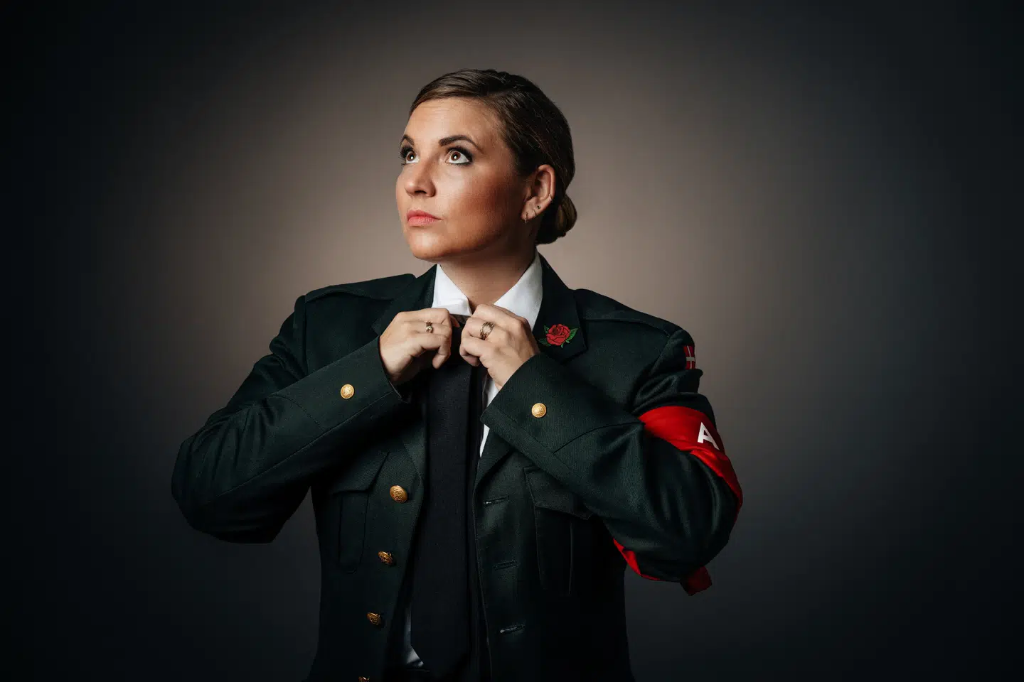 »Jeg mødte Cramon i uniformen på redaktionen, slog en latter op og roste hende for den vidunderlige, satiriske, præcise idé: At udklæde sig som partisoldat for at illustrere partiets magtudøvelse ...«