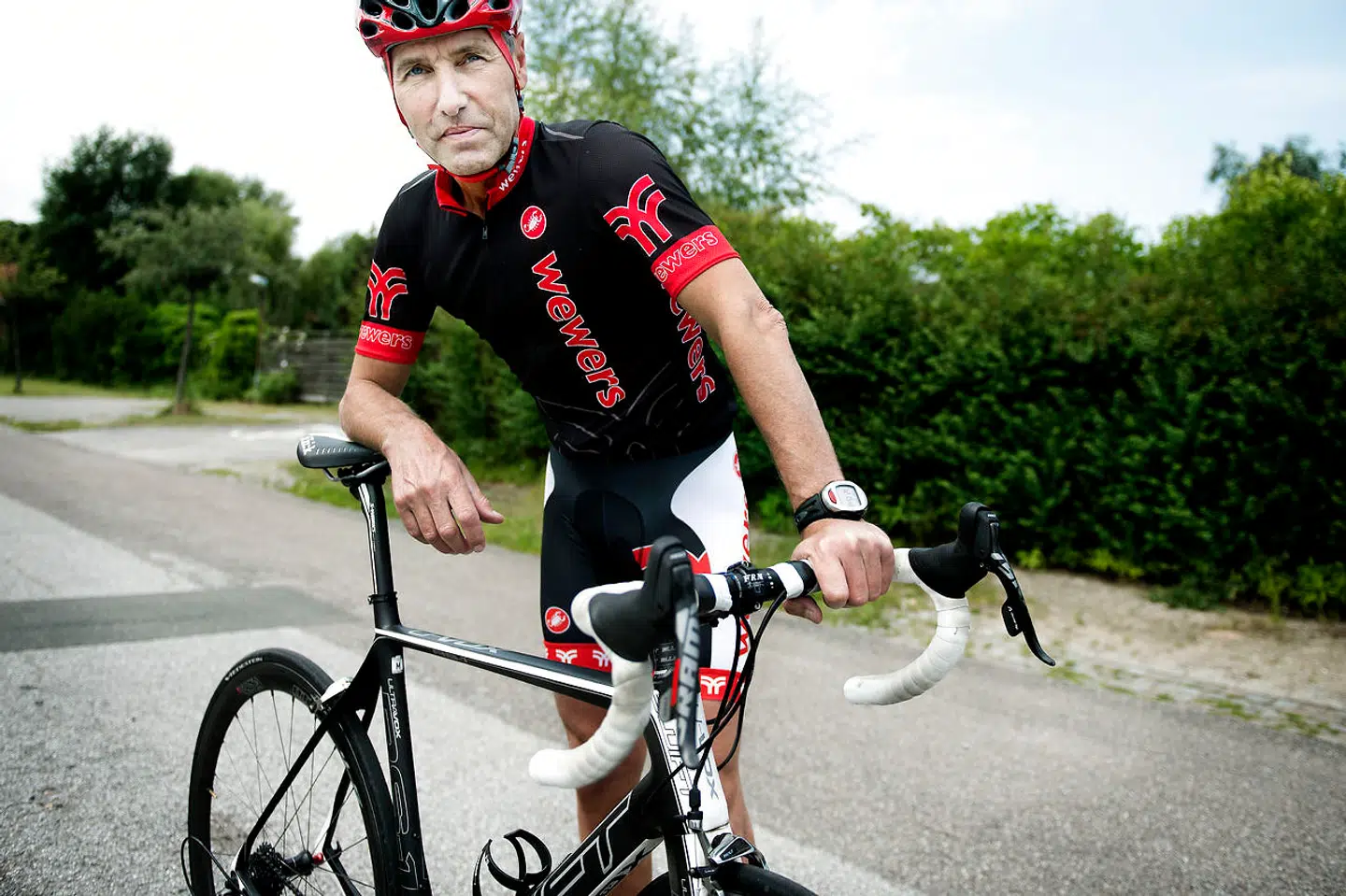 John Carlsen blev jagtet ind over fortovet af en bil under en træningstur.