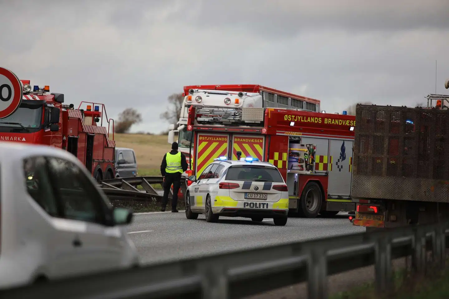 Lastbilen har forvoldt store skader på autoværnet Foto: Presse-fotos.dk