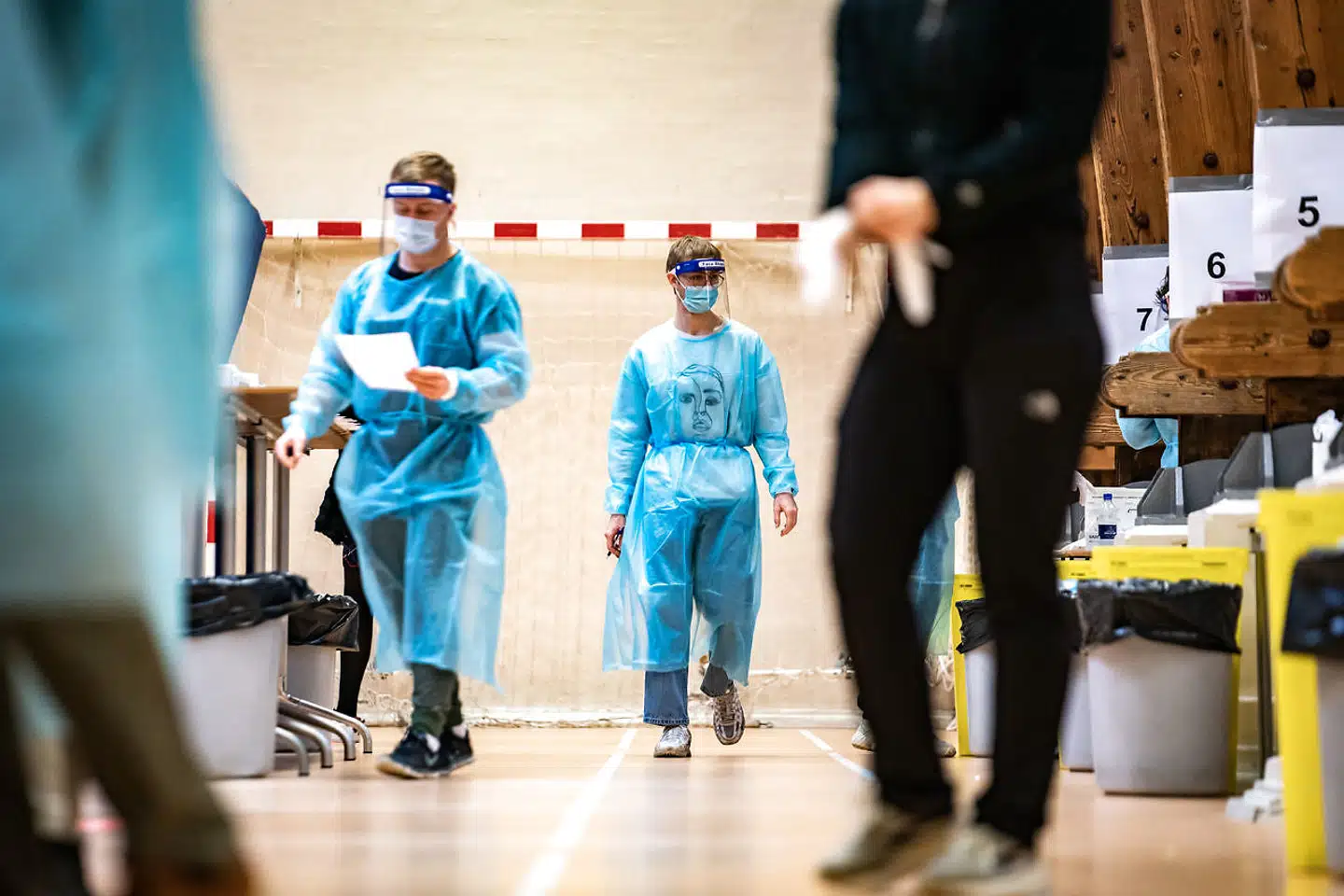 Testcenter i Østerbrohuset, i Aarhusgade mandag den 21. december 2020. I en sportshal, som er indrettet i en gammel sporvognsremise i Aarhusgade kan københavnere nu blive lyntestet. Centeret holder døgnåbent men den 24. december og 31. december er testcenteret dog kun åbent fra 9-14. Den 1. januar åbner centeret kl.12. (Foto: Emil Helms/Ritzau Scanpix)
