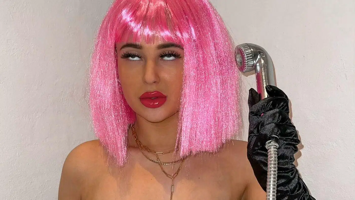 Lærke Bodilsen forager og chokerer både på Instagram og i sit tv-program 'Se på mig', men sidstnævnte er slut nu.