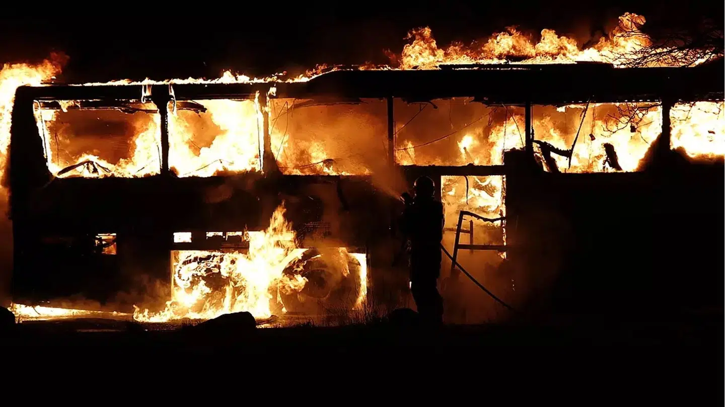 De terrortiltalte er også tiltalt for at sætte ild til denne bus.