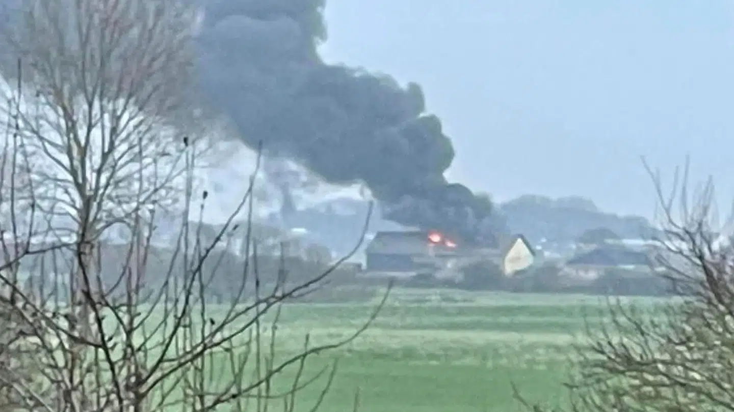 Politi og beredskabet er fortsat på stedet. Foto: Presse-fotos.dk