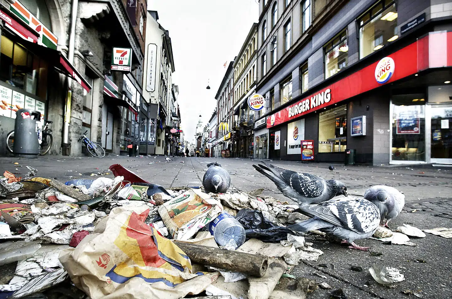 Affald på strøget, d. 1 januar 2004.