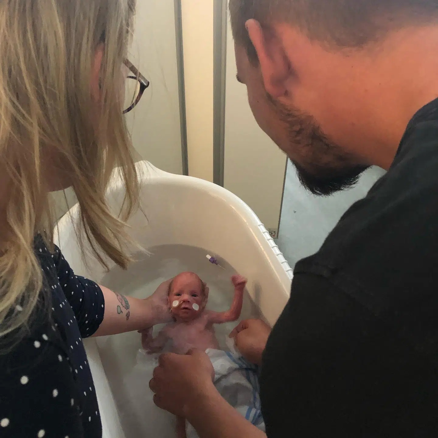 Hugo Ferdinandus blev født 11 uger før tid, og han, der i dag er to år gammel, kan stadig godt være en smule følsom over for eksempelvis lyd, fortæller hans mor. Ellers er han en sund og rask dreng.