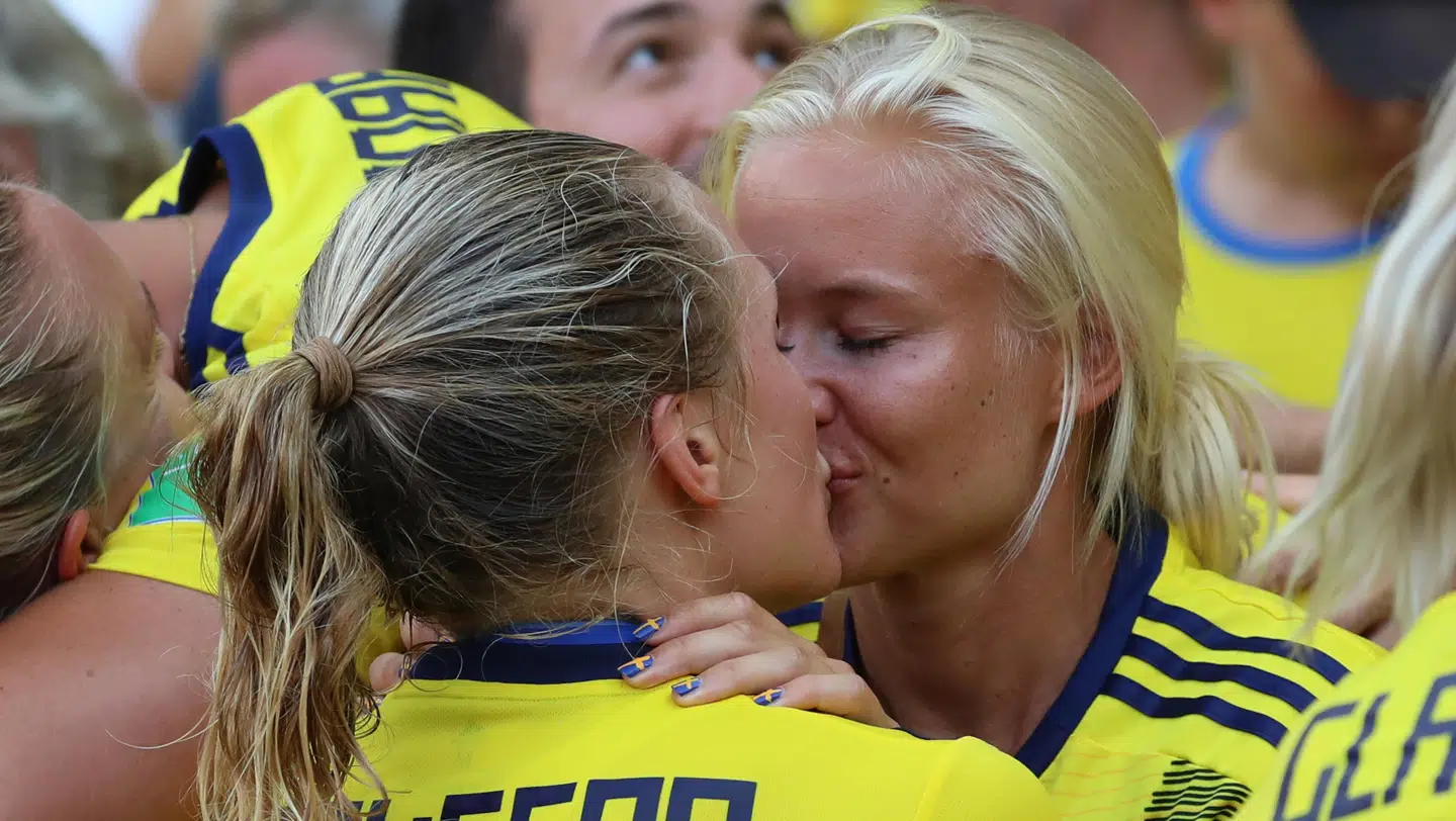 Pernille Harder og Magdalena Eriksson gik i 2019 verden rundt, da deres kys blev fanget på kamera. Og det åbnede Harders øjne for hendes platform. »Det fik mig til at indse, at jeg havde en platform – at vi havde en platform. Folk lytter til mig og følger med i, hvad der sker på min platform,« sagde Pernille Harder til Goal i efteråret.