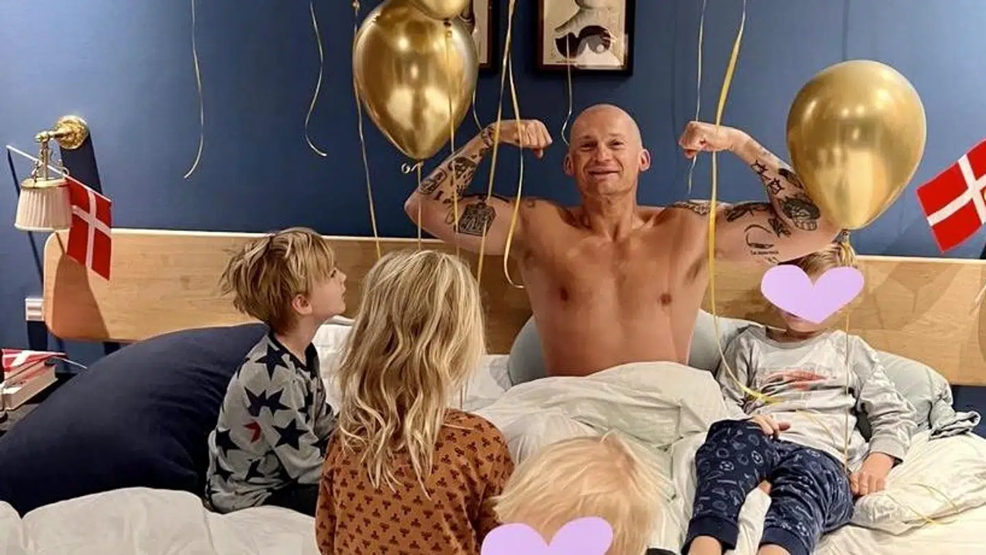 Christian Stadil blev vækket med balloner på sengen af sine fire børn, da han tirsdag fyldte 50 år. Han dækker altid børnenes ansigter på billeder på de sociale medier.