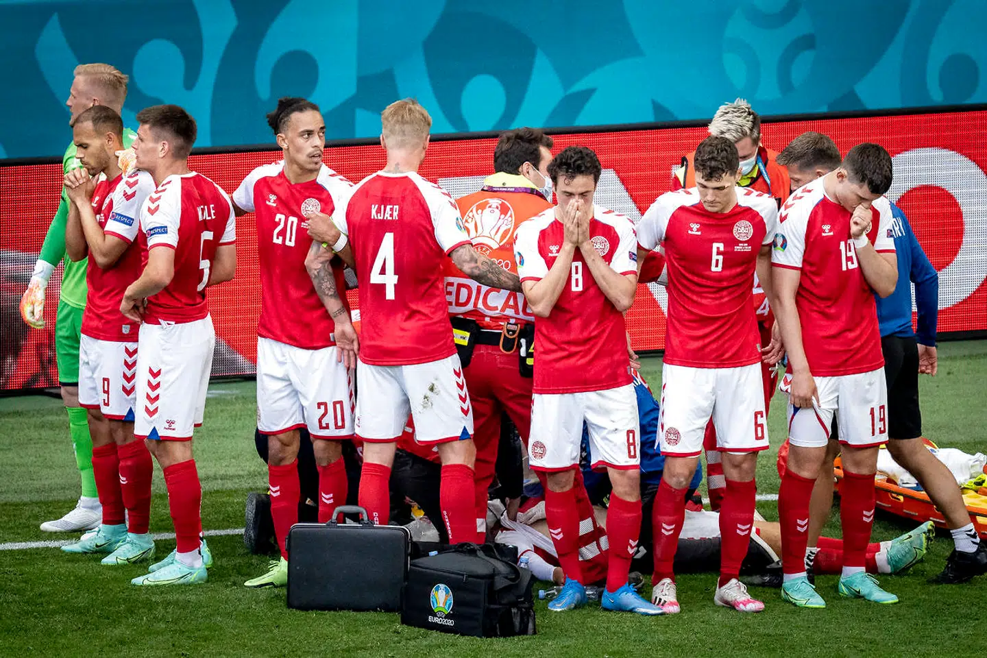 Danske spillere imens at Danmarks Christian Eriksen får behandling under kampen mellem Danmark og Finland i gruppe B under EURO2020 i Parken i København, lørdag den 12. juni 2021.. (Foto: Mads Claus Rasmussen/Ritzau Scanpix)