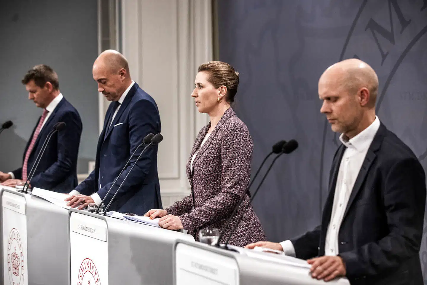 På pressemødet i Statsministeriets spejlsal mandag i sidste uge oplyste sundhedsminister Magnus Heunicke (S) og statsminister Mette Frederiksen (S), at man igen ville gøre covid-19 til en samfundskritisk sygdom. Her blev de flankeret af Søren Brostrøm, direktør for Sundhedsstyrelsen, og Henrik Ullum, direktør for Statens Serum Institut (SSI).
